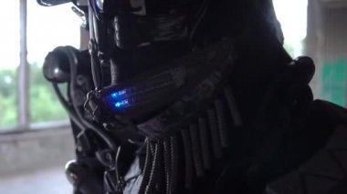 Kafa closeup Android yüz ile şapkalı. Görüntüleri. Android ile parlayan ağız ve gri duvarlar arka plan üzerinde ayrıntılı erkek yüz