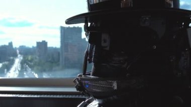 Baş ve omuzlar Android yakın çekim ayrıntıları. Görüntüleri. Detaylar, metal robot adam görünümü penceresinde şehir ve mavi gökyüzü arka plan üzerinde vida. Teknoloji kavramı