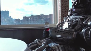 Metal android yüksek binalar şehrin görünümünü arka plan üzerinde şarap Restoran masada oturuyor. Görüntüleri. Robot adam insan gibi davranır. Teknoloji kavramı