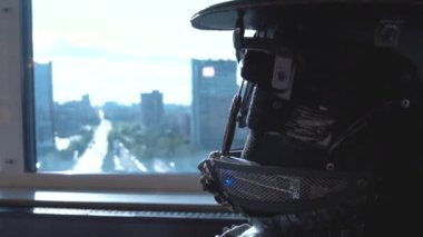 Şapka erkeklerde Başkanı detaylı robot Close-up. Görüntüleri. Yakın çekim gökdelenler şehir panoraması arka plan üzerinde oturan şapkalı robot baş