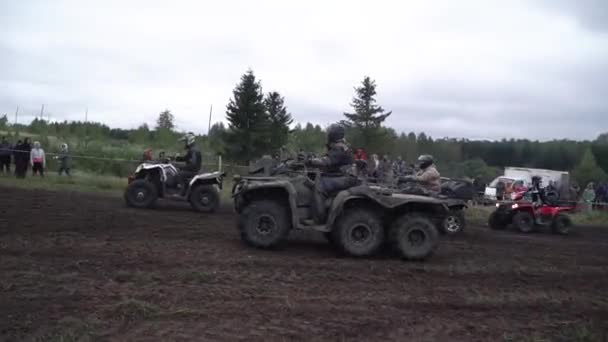 Moskau, russland - september 2018: dreckiger atv wettbewerb. Clip. Quad-Fahrräder bei trübem Wetter auf Schotterpiste geschickt — Stockvideo