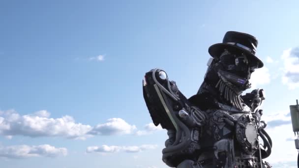 ロボット ドロイドの頭と肩です。映像。空の雲の背景のドロイド ロボット。技術コンセプト — ストック動画