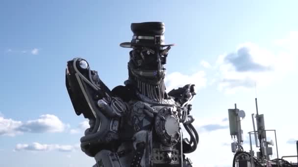 Роботизированные дроиды голова и плечи. Запись. Робот-дроид на фоне неба с облаками. Технологическая концепция — стоковое видео