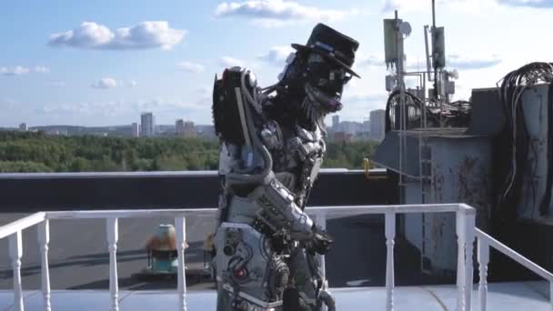 Human robot dancing on blue sky background. Footage. Metal robot endowed with intelligence moves his feet and hands. Evolving capacities of androids — Stock Video