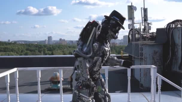 机器人在城市天际线和蓝天的背景下移动双手。镜头。人工智能技术概念 — 图库视频影像