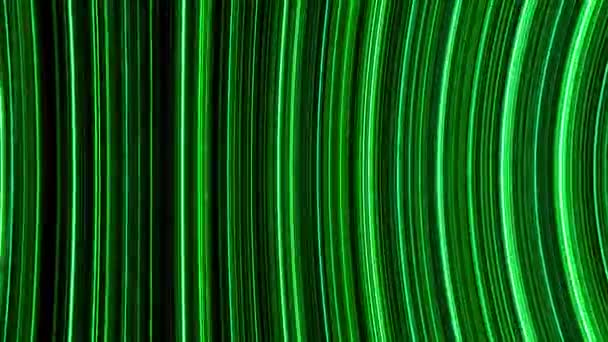 Zelené světlo pruhy. Abstraktní pozadí pohybu. Zelený vertikální zářící proud jasného světla. Pohybující se zelenými pruhy a čtverce technické zázemí. Smyčky animace — Stock video