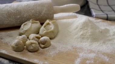 Oklava, un, köfte ve kek ile ahşap tahta. Hamur hazırlama. Sahne. Hamur ve bir oklava için malzemeler.