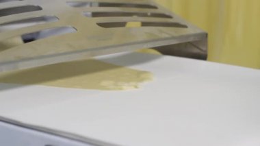 Fırın ekipmanları. Hamur ile konveyör. Sahne. Ekmek sanayi. Somun ekmek pişirme sektöründe üretim satırındaki. Hamur Konveyör taşıma makine üzerinde. Otomatik ekmek imalatı