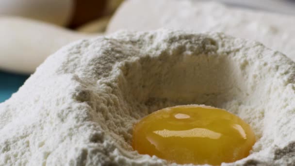 Ağır çekimde un içine yumurta sarısı Falls kapatın. Sahne. Düşen yumurta un stoka. Görüntüleri gıda. Yumurta un içine, ağır çekim bırakarak. Gıda Blog, unlu mamüller. Pastane. Hazırlanması — Stok video