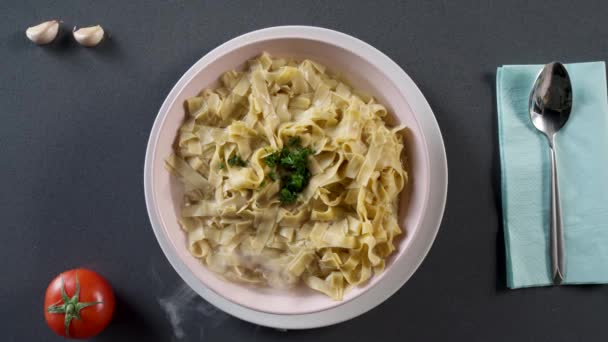 Ζυμαρικά φετουτσίνι Αλφρέντο με κοτόπουλο, παρμεζάνα και μαϊντανό. Σκηνή. Ζυμαρικά φετουτσίνι με μανιτάρια και ζαμπόν τηγανητό κοτόπουλο σε σάλτσα από κρεμώδες τυρί. Ιταλική κουζίνα. Μερίδα του φετουτσίνι Αλφρέντο — Αρχείο Βίντεο