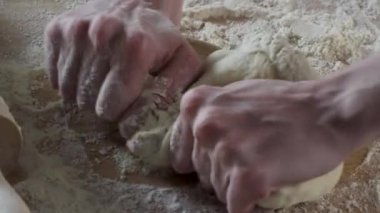 Adam ekmek. Biraz un hamur üzerinde tutam. Sahne. Hamur yoğurma eller. İn yakın restoran hamur yoğurma eller mans
