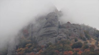Sisli bir havada dağlık bir bölge. Vurdu. Sisli manzarada dağlar ve kayalar, doğanın güzel manzara Panoraması. Bulutlar hareketli dağ