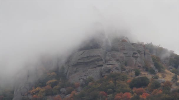 Bewegte Wolken Über Dem Gebirge Ein Schroffer Felsiger Berggipfel Und — Stockvideo