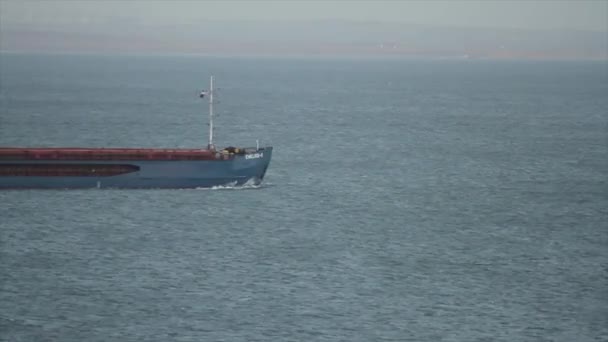 Vrachtschip zeilen in de Oceaan, verzending bedrijfsconcept. Schot. Vrachtschip is zeilen naar zee vervoer Cargo in containers. Logistiek en transport van International, goederenvervoer — Stockvideo