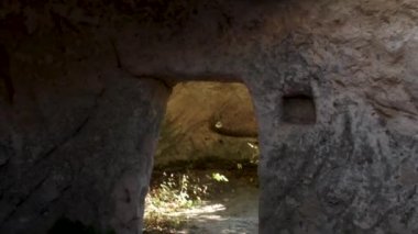 Eski mağara kapı ile. Vurdu. Ocağın mağarada antik odanın iç. Eski mağaralardan taş duvarlar. Eski mağaralardan, taş duvarlar.