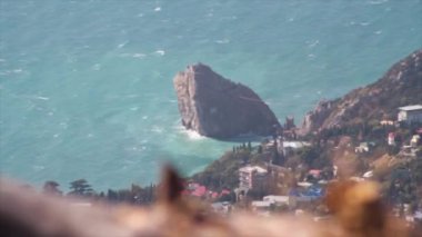 Üstten görünüm şehir manzarası ile deniz ve yalnız kaya üzerinde bir dalgakıran gibi duruyor. Vurdu. Karadeniz Bay ve Bay gün güneşli yaz güzel deniz manzarası rocks, gelen şehirde görünümü