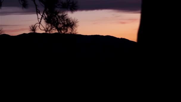 サンセット ホライズン暗い雲の山脈を風景します。ショット。夕日山地平線のパノラマ。劇的な空夕日山を表示します。山のシルエットと活気に満ちたカラフルな紫の夕日 — ストック動画