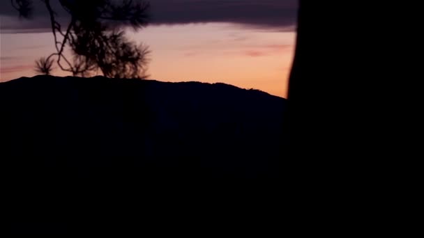 Krajobraz górski zachód słońca horizon ciemne chmury. Strzał. Zachód słońca horizon panoramą. Dramatyczne Niebo Zachód słońca góry widok. Żywy i kolorowy zachód słońca fioletowy z sylwetka gór — Wideo stockowe