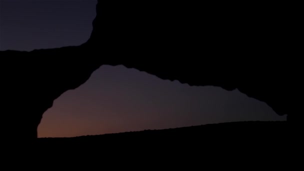 洞窟から砂漠の夜の空の景色。ショット。驚くべき緋色の夕日や星空、洞窟を介して。夜空と岩。古代の窓からの夕日. — ストック動画