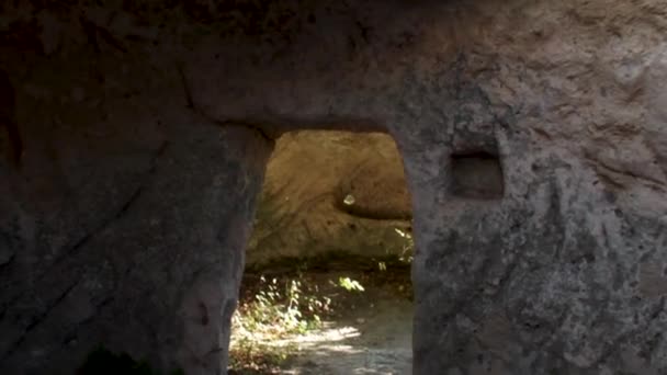 Ancienne grotte avec porte. Fusillade. Intérieur avec foyer de chambre ancienne dans la grotte. Des vieilles grottes, des murs de pierre. Des vieilles grottes, des murs de pierre . — Video