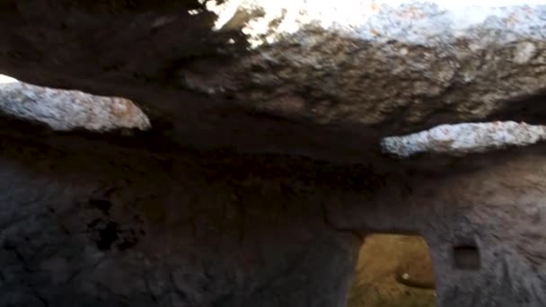 Eine antike Verteidigungsstruktur im Fels, Innenansicht. Schuss. natürlicher Eingang in die Höhle. Höhlenhaus mit Tür in die vulkanischen Felsen gehauen — Stockvideo