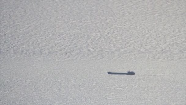 Olietanker schip op zee op een achtergrond van blauwe hemel. Schot. Het silhouet van een olietanker bij zonsondergang. Olietanker in de zee — Stockvideo