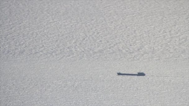 Buque de carga navegando en el océano, concepto de negocio de envío. Le dispararon. Buque de carga está navegando hacia el mar para transportar carga en contenedores. Logística y transporte de Transporte Internacional de Mercancías — Vídeo de stock