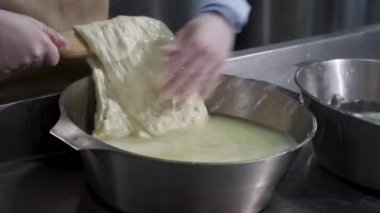 Metal bir kase hamur yoğurma. Sahne. Erkek Stretching hamur su ile metal bir kase içinde eller.