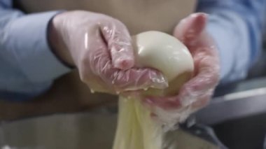 Baker hamur hazırlama eller. Sahne. Hamur yoğurma ve su yavaş yavaş ekleyerek adam el kapatın. Baker el pastane dükkanı hamur yoğurma için un kase su dökme