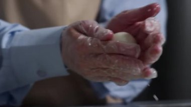 Hamur germe. Sahne. Bir hamur suyla, koyu arka plan metal kabın içinde iki el arasında uzanan. Parmak ile hamur yoğurma