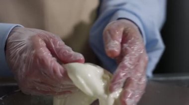 Baker hamur hazırlama eller. Sahne. Hamur yoğurma ve su yavaş yavaş ekleyerek adam el kapatın. Baker el pastane dükkanı hamur yoğurma için un kase su dökme