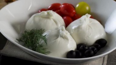 Peygamberli. Suluguni peynir, zeytin ve kiraz domates. Sahne. Bir mix taze biber, domates, salatalık, marul yaprakları, zeytin ve limon yağı, limon suyu gelen soyunma koyun peyniri ve bir