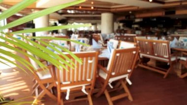 Yaz Restoran iç. Sahne. Pastel kahve dükkanı. Boş açık kafe - metal mobilya tarafından yeşil çit çit sahte. Masa ve sandalye restoranın terasında. Eski moda Cafe Teras