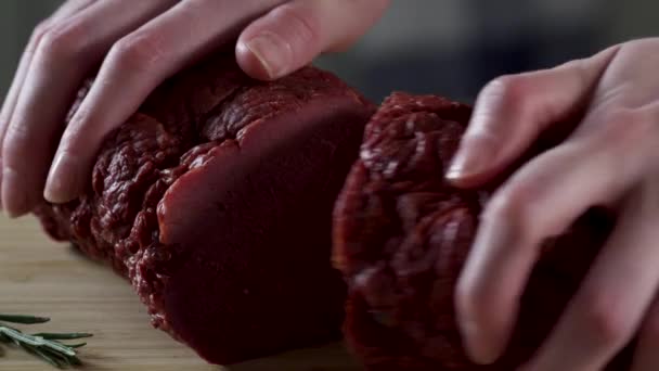 Rauwe biefstuk gesneden op een houten bord. Scène. Stuk ham op een houten bord. Warm gesneden biefstuk. Een stuk sappig vlees in de sectie — Stockvideo
