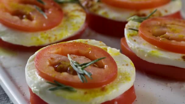 Mozzarella e pomodori. Scena. Fette di pomodoro fresco e mozzarella. Insalata con mozzarella e pomodori - Insalata caprese — Video Stock