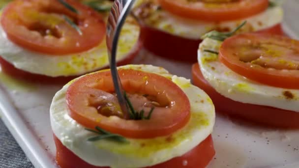 Mozzarella und Tomaten. Szene. Scheiben frischer Tomaten und Mozzarella. Salat mit Mozzarella und Tomaten - insalata caprese — Stockvideo