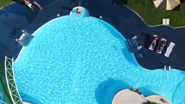 Bakgrund av krusade vattnet i poolen och trägolv. Scen. Tom pool utomhus, ovanifrån. Pool från ovanifrån — Stockvideo