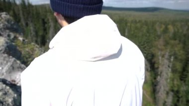 Arkadan görünüm, ufuk güneşli Vadisi karşı kafasını mans. Görüntüleri. Doğaya karşı baş mans. Doğa ile uyum içinde spor adamı