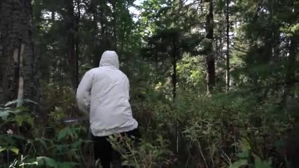 Mann mit Machete im Feldzug durch unwegsames Waldgebiet. Filmmaterial. Einzelfahrt in freier Wildbahn — Stockvideo