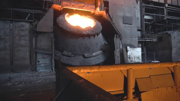 Metall smältning i stålverket ugnen. Footage. Ovanifrån på potten av stelnat metall bredvid strössel och gnistor av råjärn. Tung industri och metall smältning koncept — Stockfoto