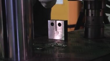 Metal örnek için basınç dayanımı mercek altına alındı. Görüntüleri. Metal gücü Close-up basın makine kullanarak laboratuvarda test