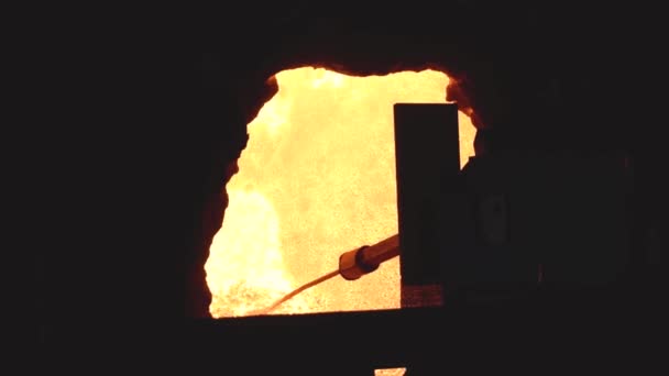 Primer plano del vertido de metal líquido con vista al lado interno del cubo. Filmación. Verter metal fundido en una cuchara caliente en una planta metalúrgica — Vídeos de Stock