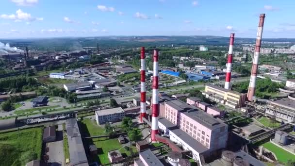 晴れた日の多くの赤と白の工場の煙突が付いている都市の工業団地の平面図です。映像。生産産業のコンセプト — ストック動画