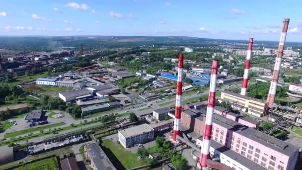 Pohled z vzduchu v průmyslové zóně v městském prostředí. Záběry. Panorama z výše nabízí pohled na průmyslové zóny ve městě a úseky na obzoru jasného dne s modrou oblohou. Průmyslová koncepce — Stock video