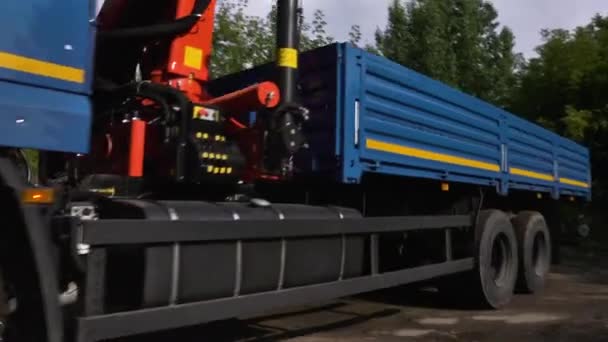 Camion in costruzione. Scena. Il camion ha portato materiali per costruzione di casa. Concetto di costruzione — Video Stock