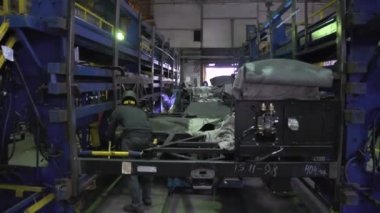 Kaynakçı Fabrikası'nda. Sahne. Koruyucu maske endüstriyel tesis kaynak metal ile çalışan işçilerle