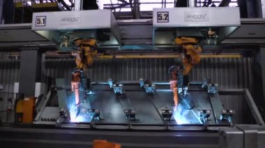 Kaynak robotların hareketinde araba fabrikası. Sahne. Oto yedek parça fabrikada ne zaman ile kaynak robot hareketi kıvılcım