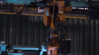 robot fabrikasında kaynak kapatın. Sahne. Endüstriyel portakal robot kaynak makinesi kuralları metal parçaların kaynak. Robot kaynak makinesi operasyon sırasında ayrıntılarını yakın çekim