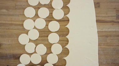 Köfte için yuvarlak düz ekmek hamur. Sahne. Üstten görünüm yakın çekim yuvarlak hamur un ile masaya yapma el. Ev yemekleri kavramı