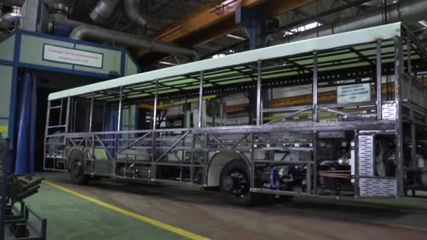 Fabricação de produção de ônibus. Cena. Vista do esqueleto de ônibus na planta de transporte industrial — Vídeo de Stock